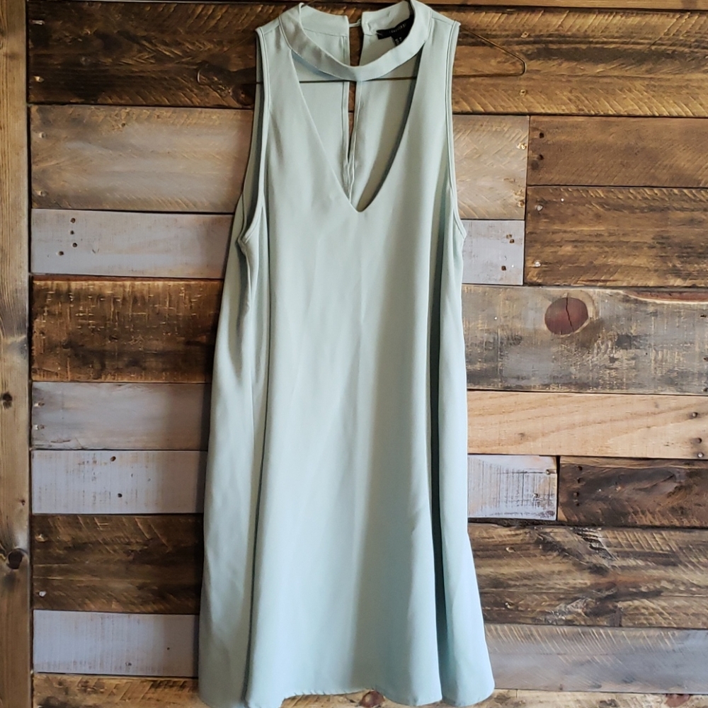 Forever 21 sleeveless vneck chocker dress.